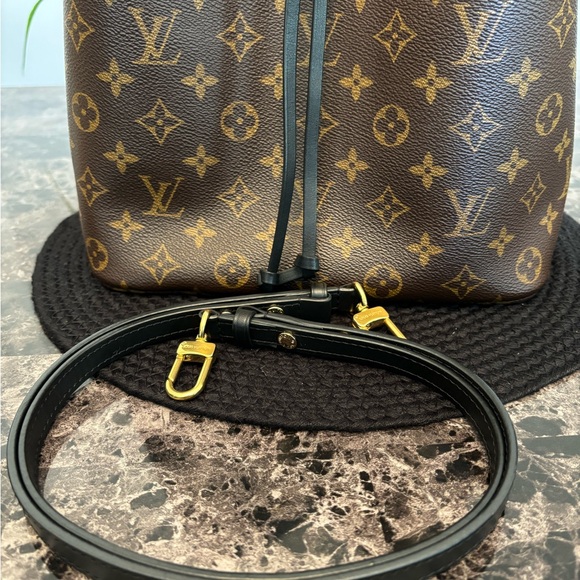 Louis Vuitton Neonoe - Picture 13 of 14